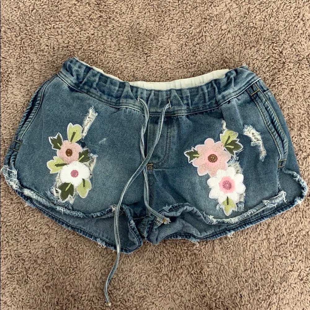 Loose fit jean shorts with embroidery